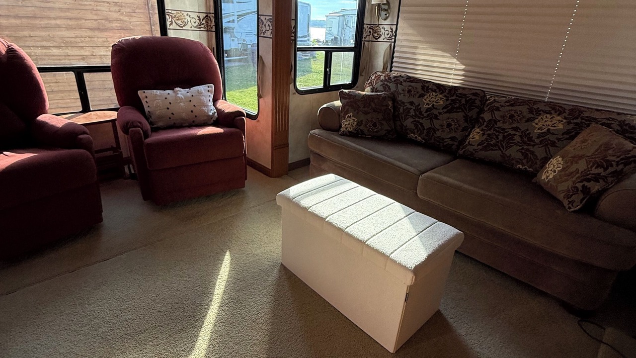 Photo of Livingroom in Victoria Harbour