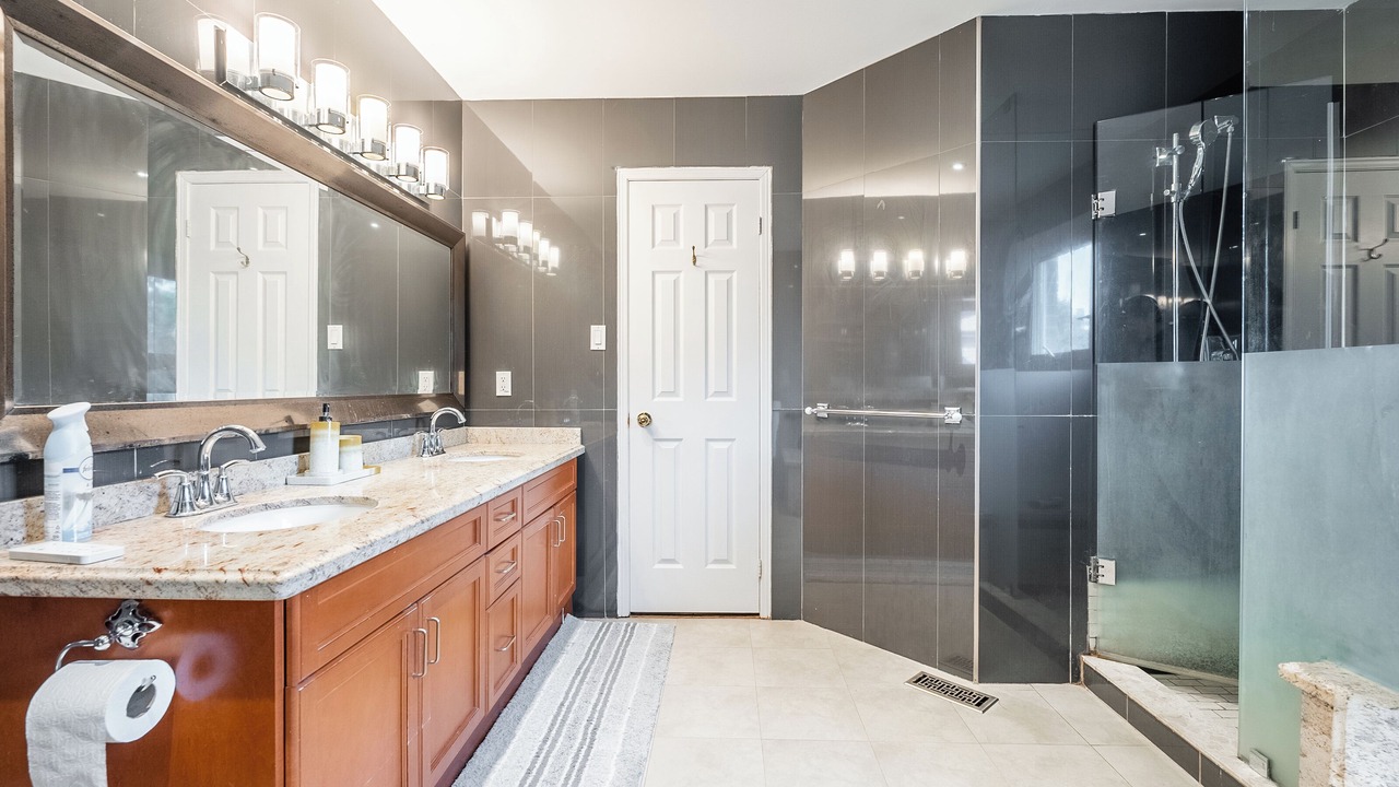 Photo of Bathroom in Lakeview