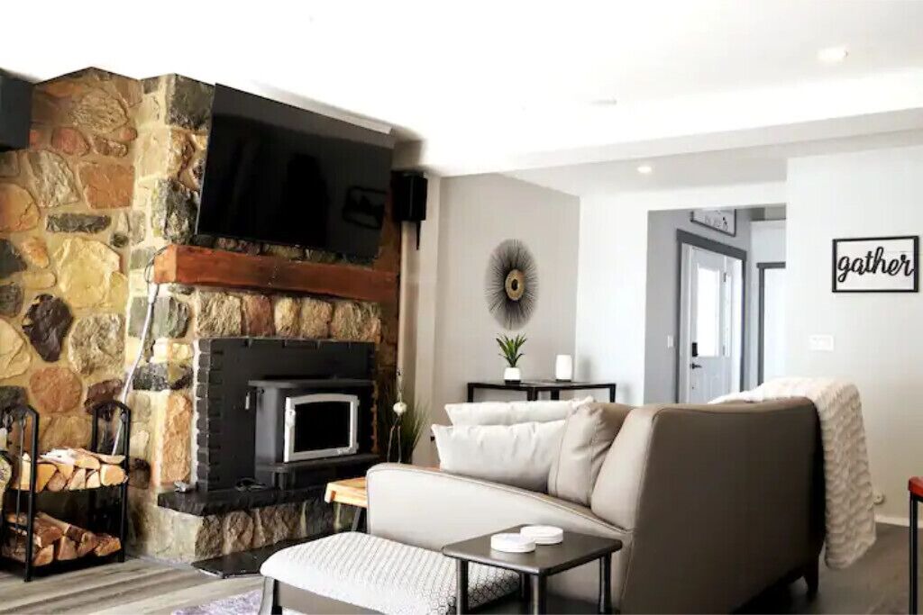 Photo of Livingroom in Town of Essex