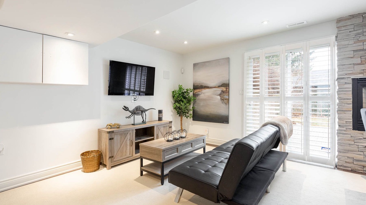 Photo of Livingroom in Clarkson-Lorne Park