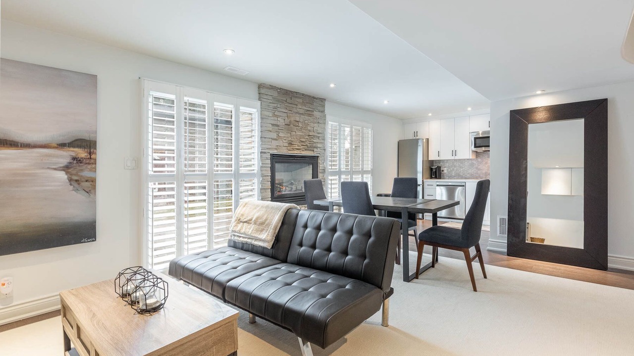 Photo of Livingroom in Clarkson-Lorne Park