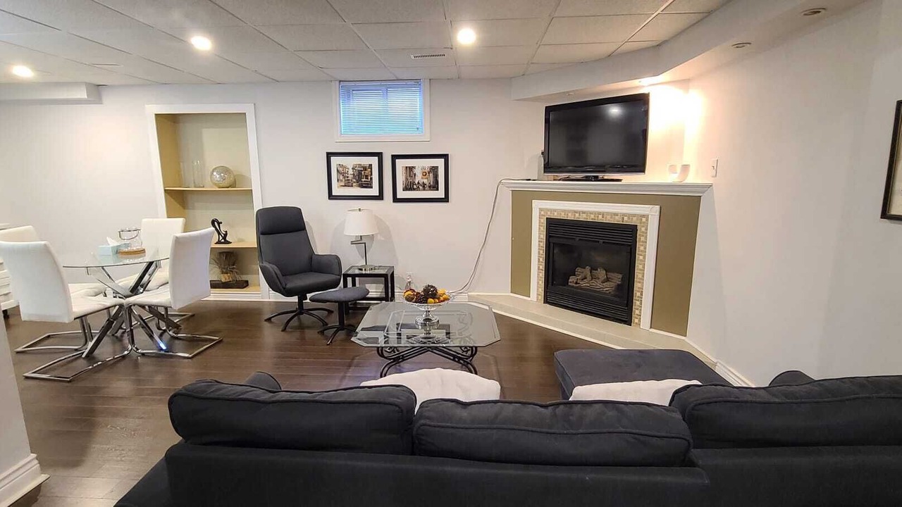 Photo of Livingroom in Clarkson-Lorne Park