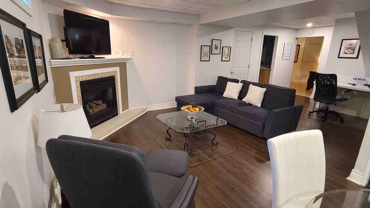 Photo of Livingroom in Clarkson-Lorne Park