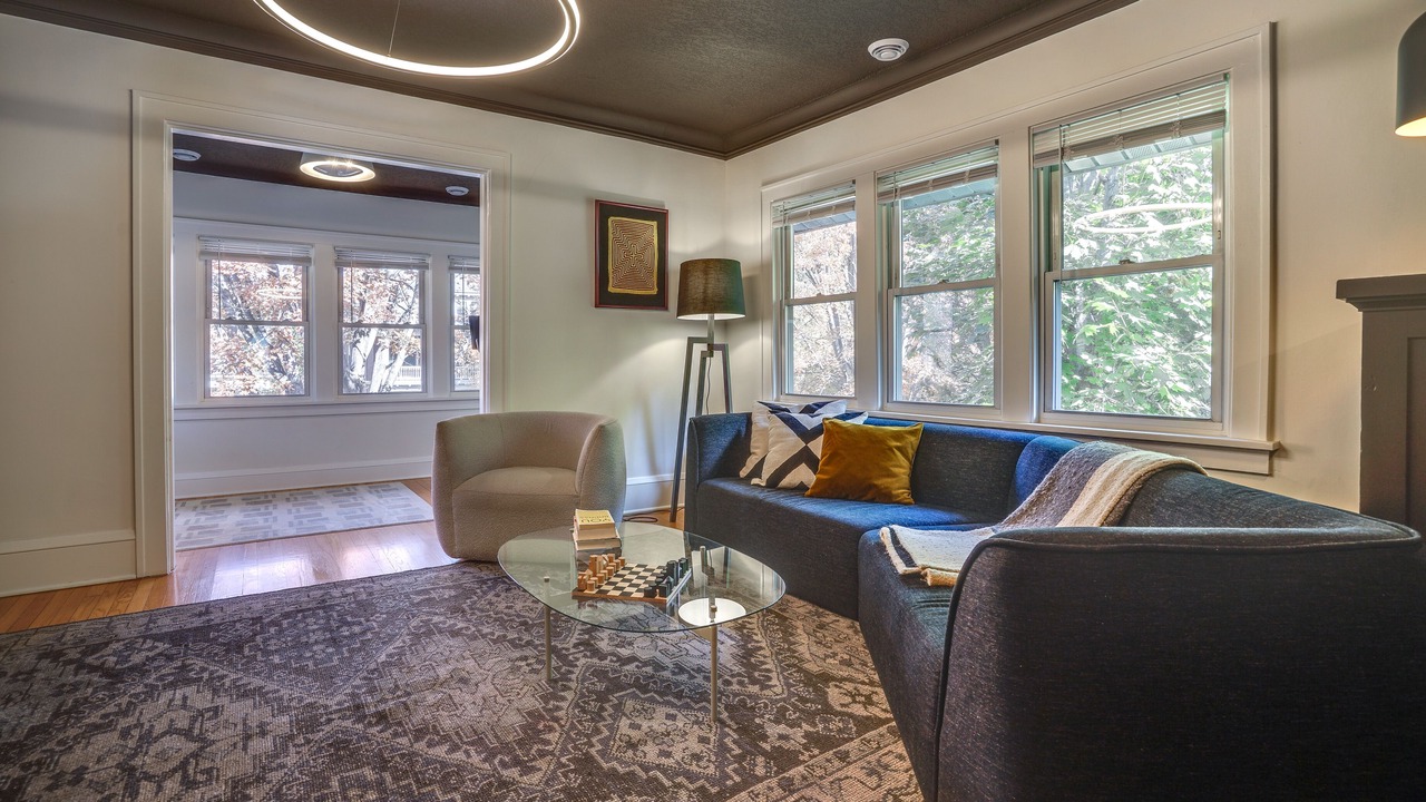 Photo of Livingroom in Summit - University
