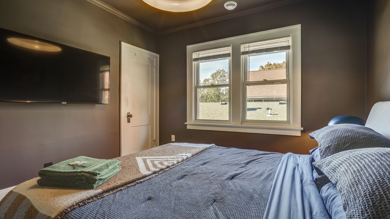 Photo of Bedroom in Summit - University