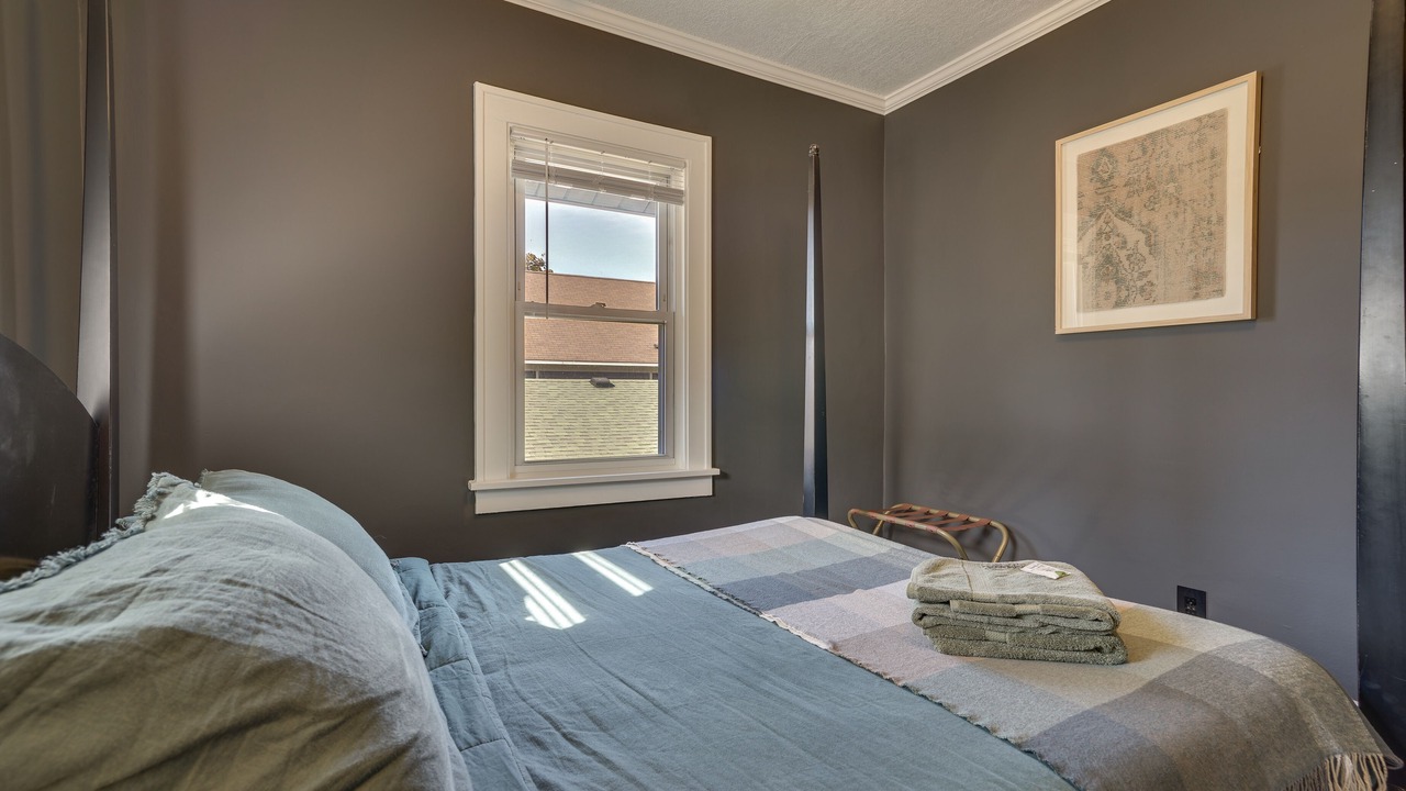 Photo of Bedroom in Summit - University