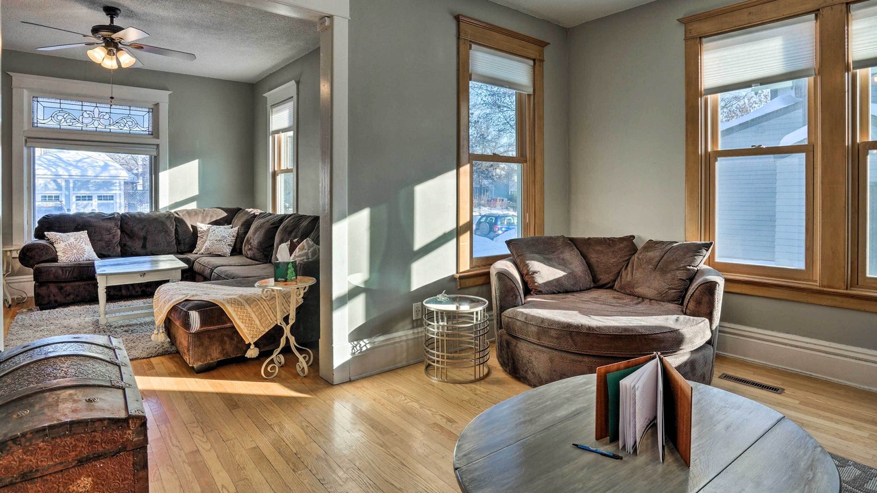 Photo of Livingroom in Summit - University