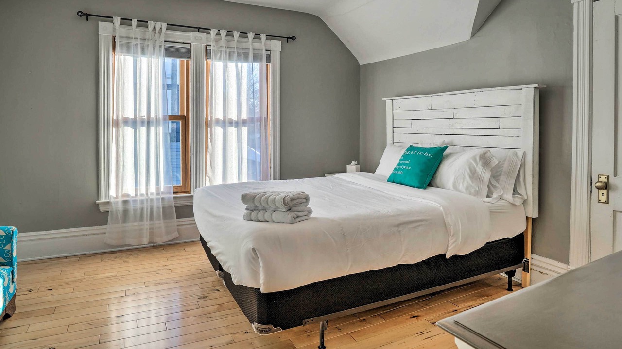 Photo of Bedroom in Summit - University