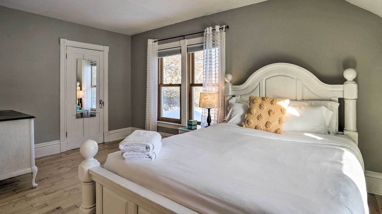 Photo of Bedroom in Summit - University