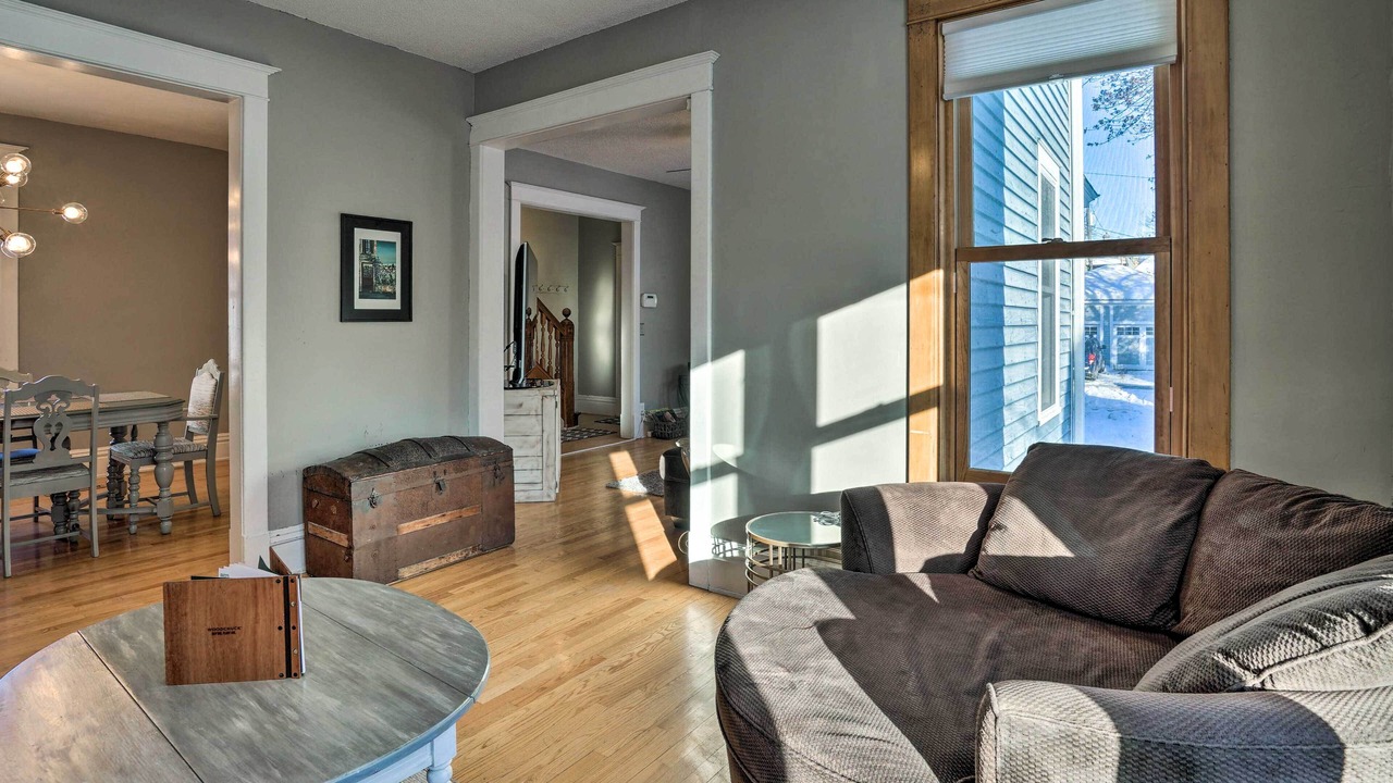 Photo of Livingroom in Summit - University