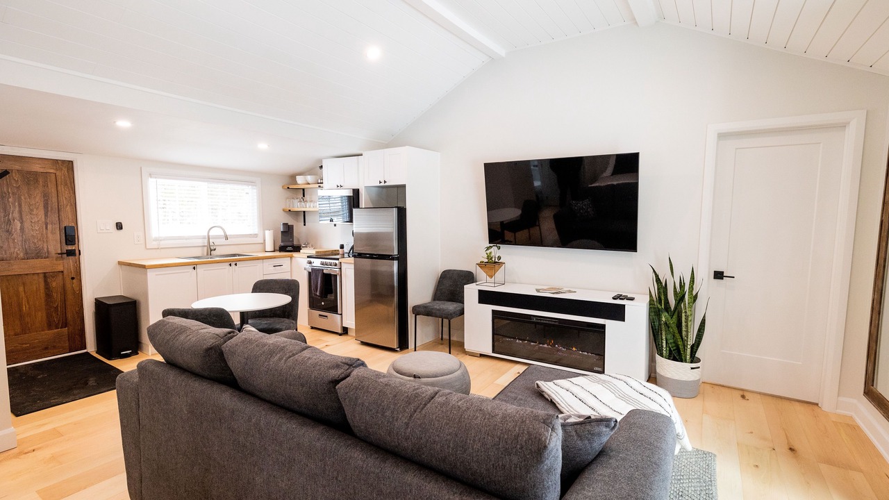Photo of Livingroom in Mono