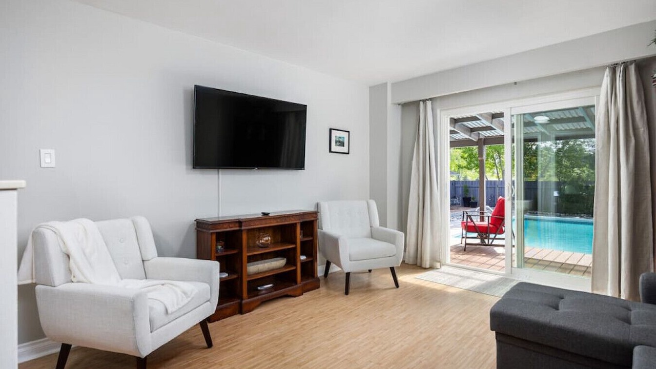 Photo of Livingroom in Clarkson-Lorne Park