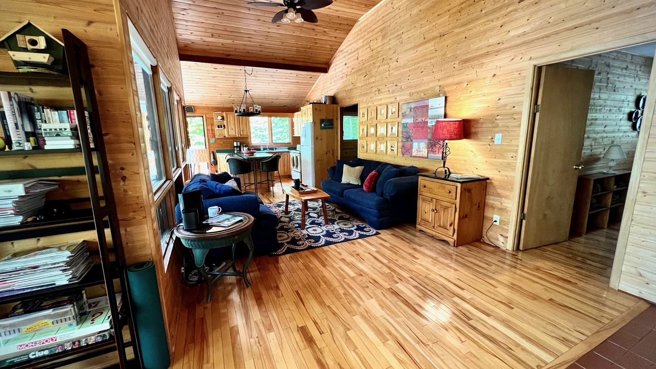Photo of Livingroom in Central Frontenac