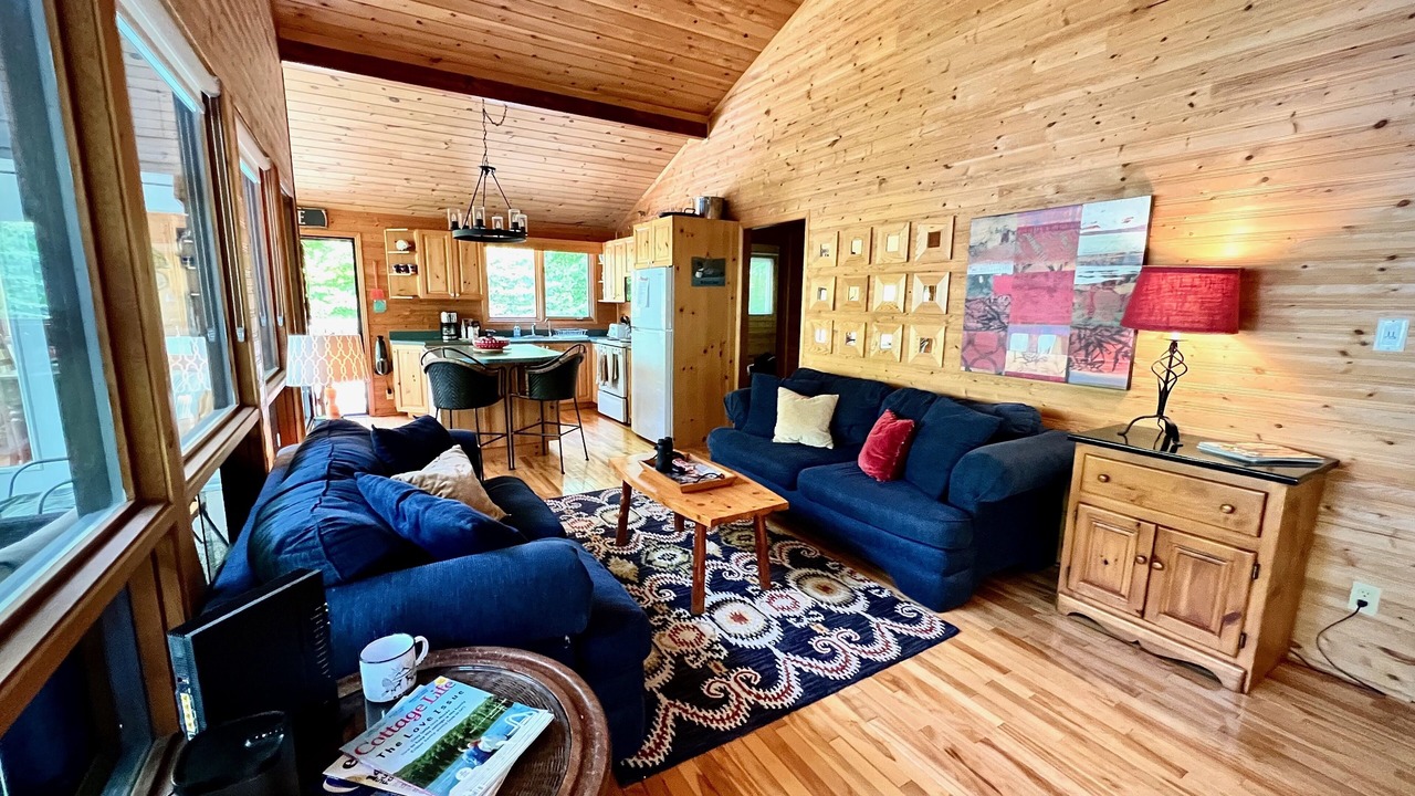 Photo of Livingroom in Central Frontenac