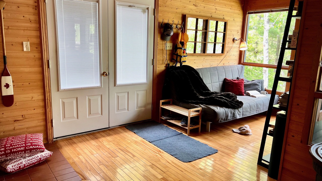 Photo of Livingroom in Central Frontenac