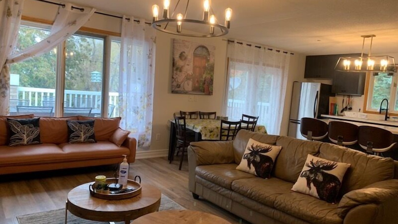 Photo of Livingroom in Lindsay