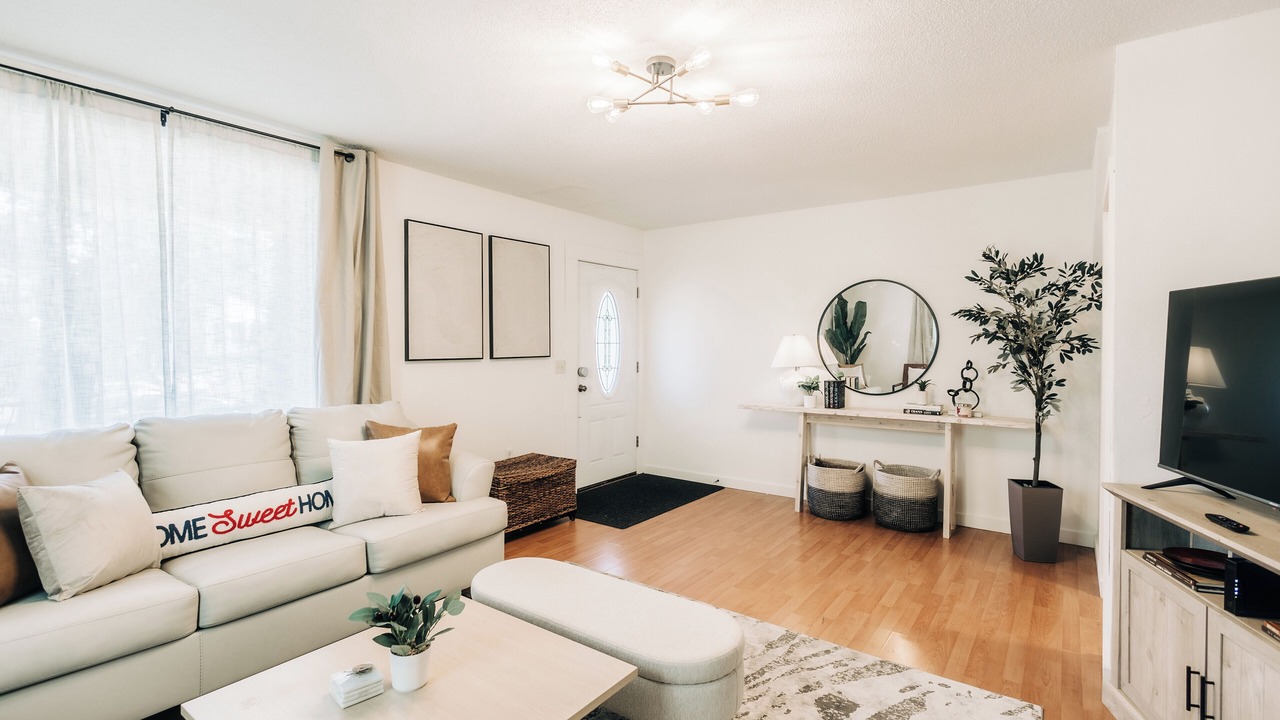 Photo of Livingroom in Summit - University