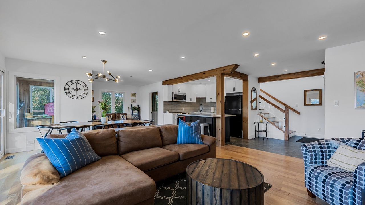 Photo of Livingroom in Port Carling