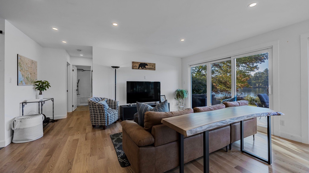 Photo of Livingroom in Port Carling