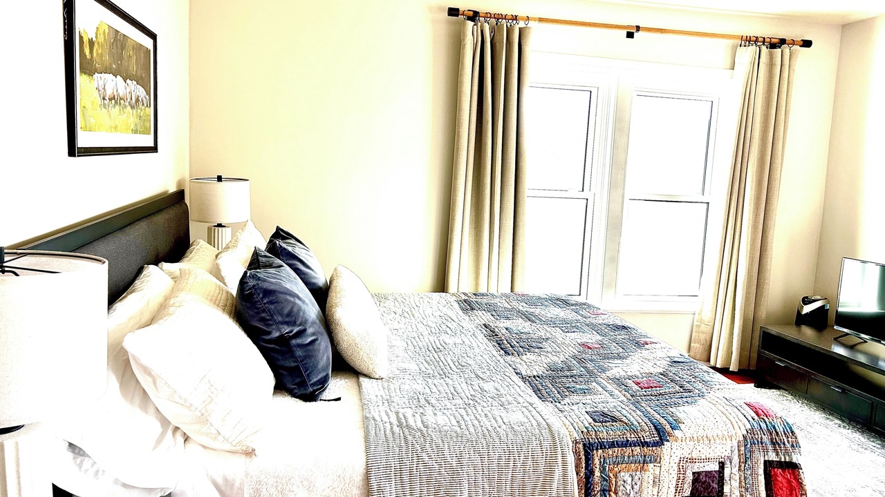 Photo of Bedroom in Rollingstone