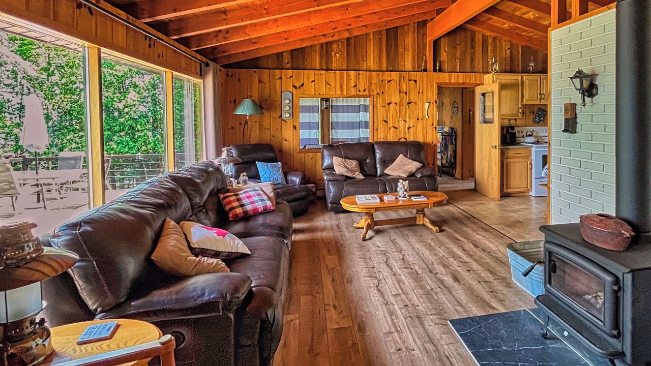 Photo of Livingroom in Unorganized Centre Parry Sound
