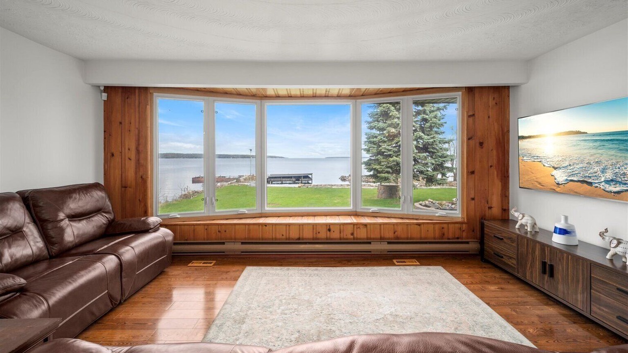Photo of Livingroom in Port McNicoll