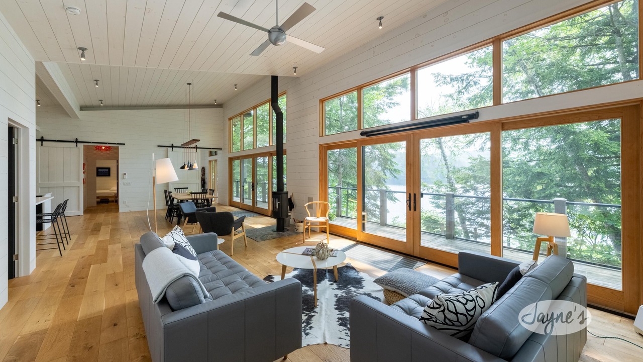 Photo of Livingroom in Lake of Bays