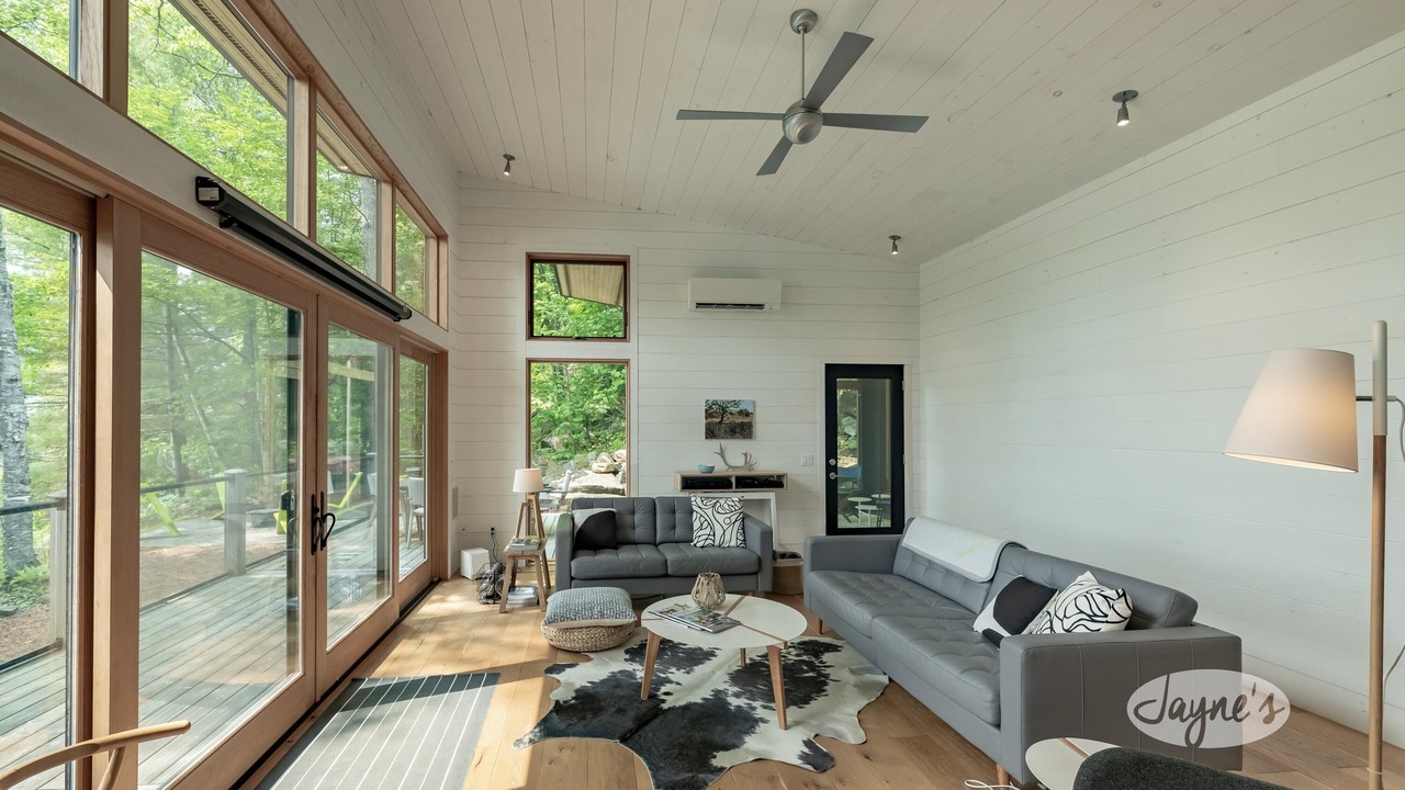 Photo of Livingroom in Lake of Bays