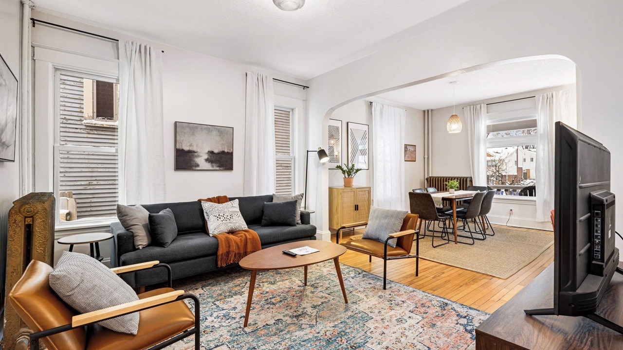 Photo of Livingroom in Summit - University