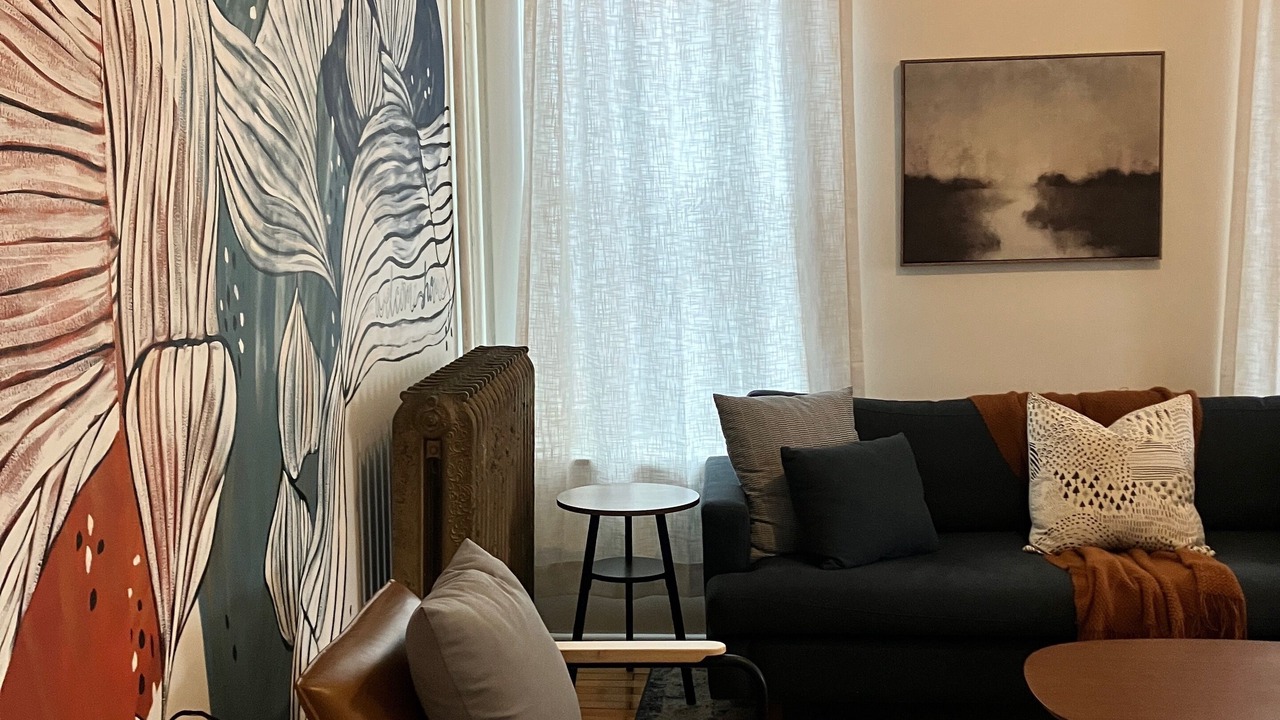 Photo of Livingroom in Summit - University