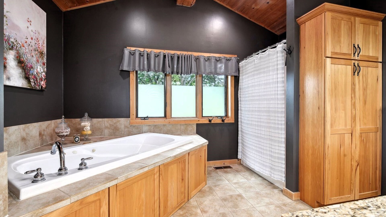 Photo of Bathroom in Maple Lake
