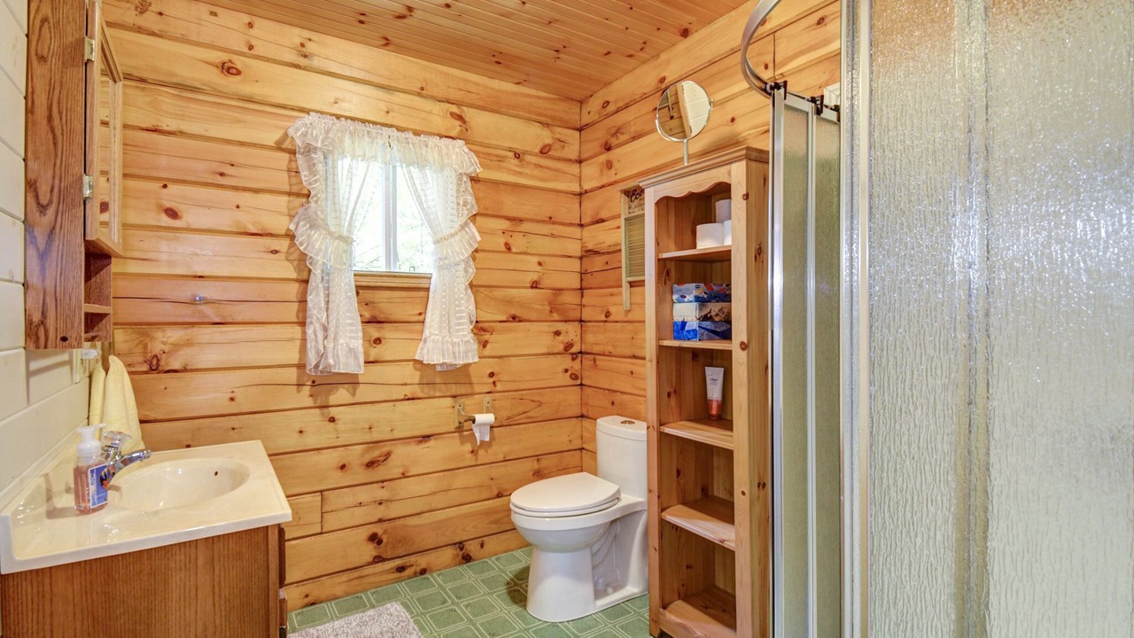 Photo of Bathroom in Marmora and Lake