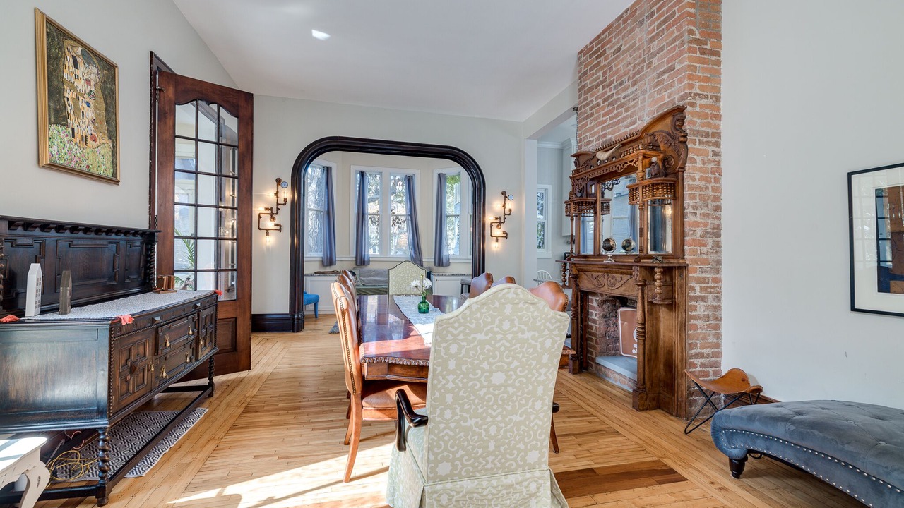 Photo of Livingroom in Summit - University