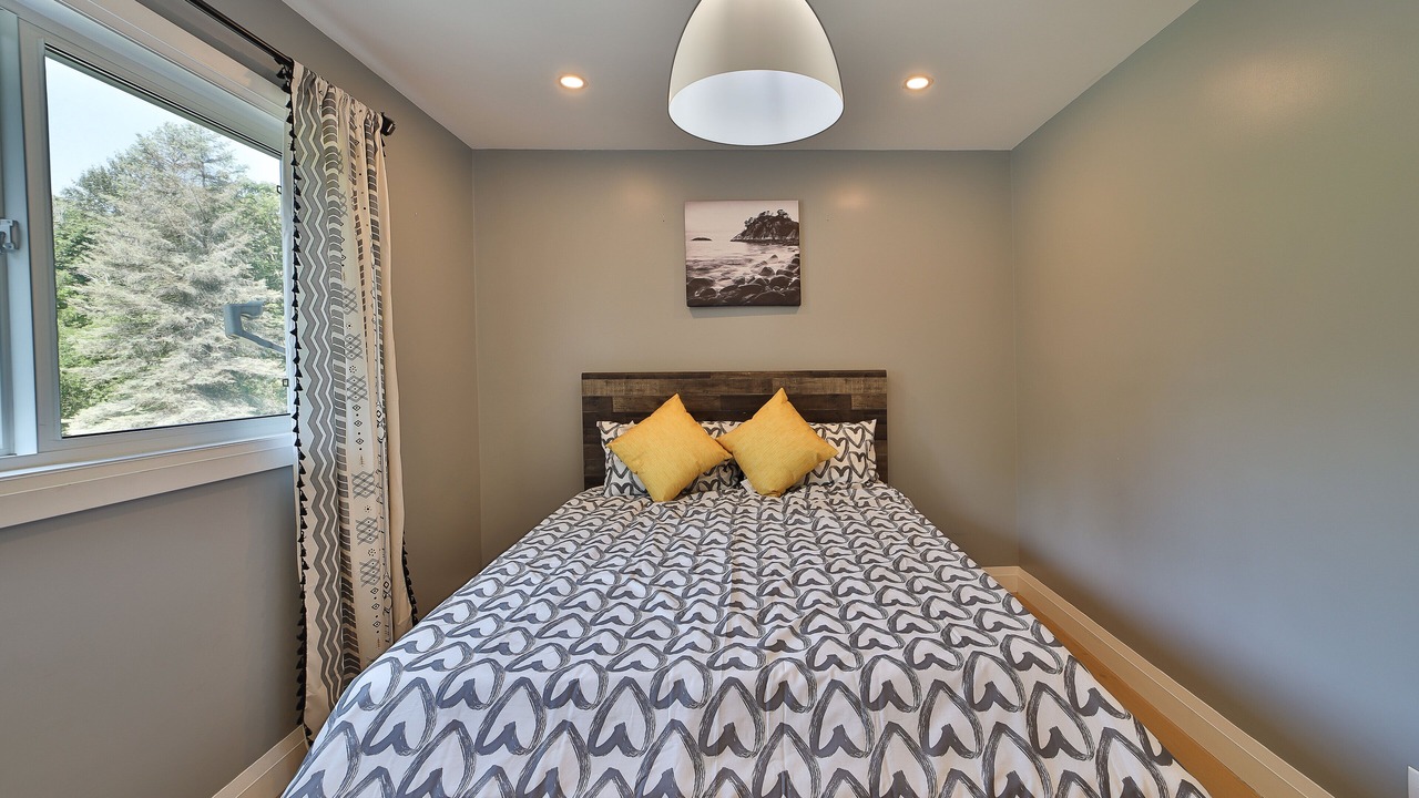 Photo of Bedroom in Mono