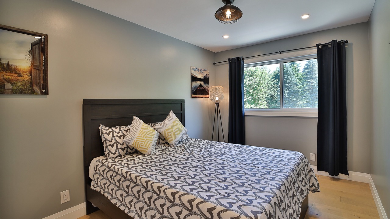 Photo of Bedroom in Mono