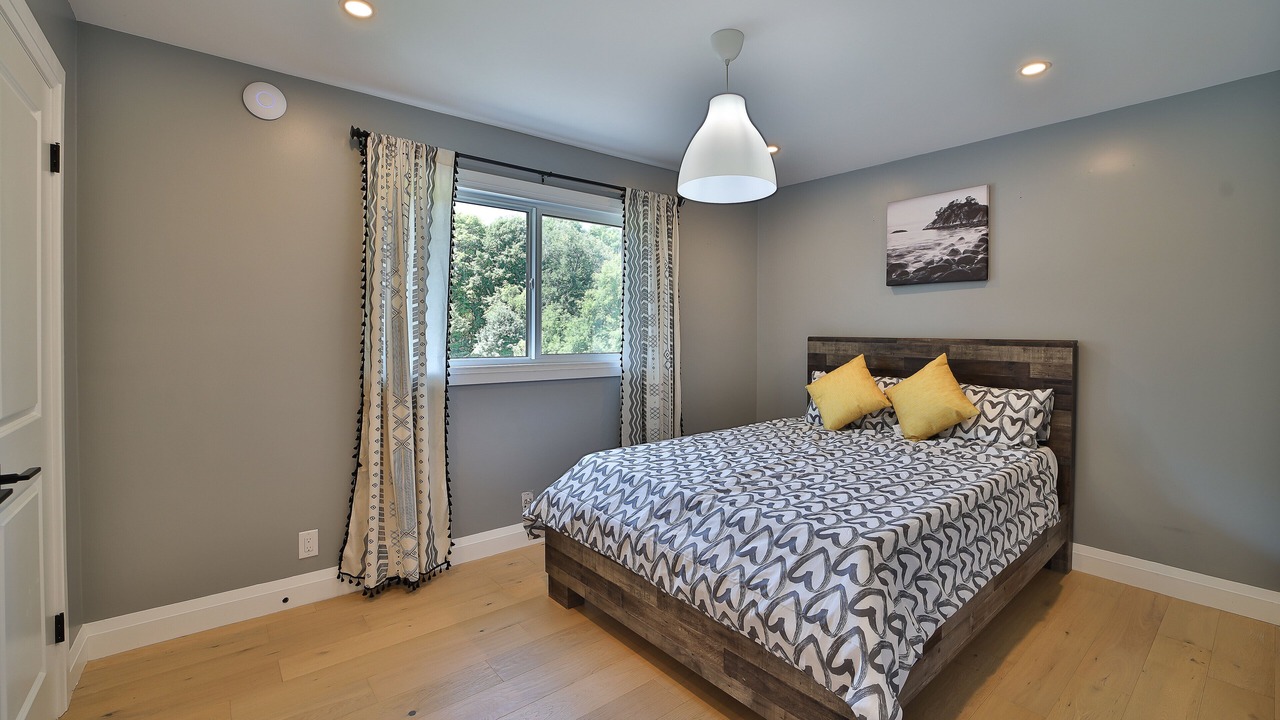 Photo of Bedroom in Mono