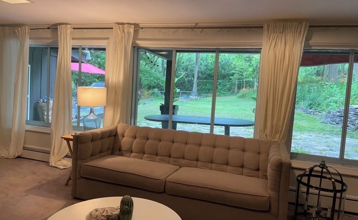 Photo of Livingroom in County of Brant