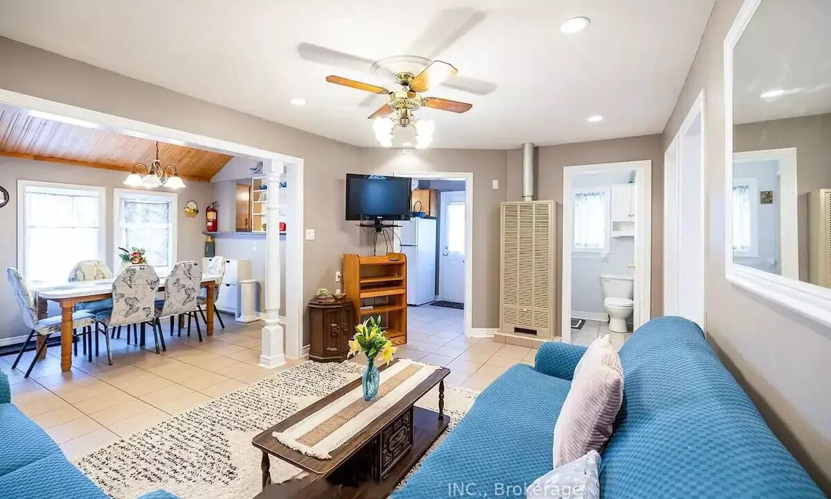 Photo of Livingroom in Scugog