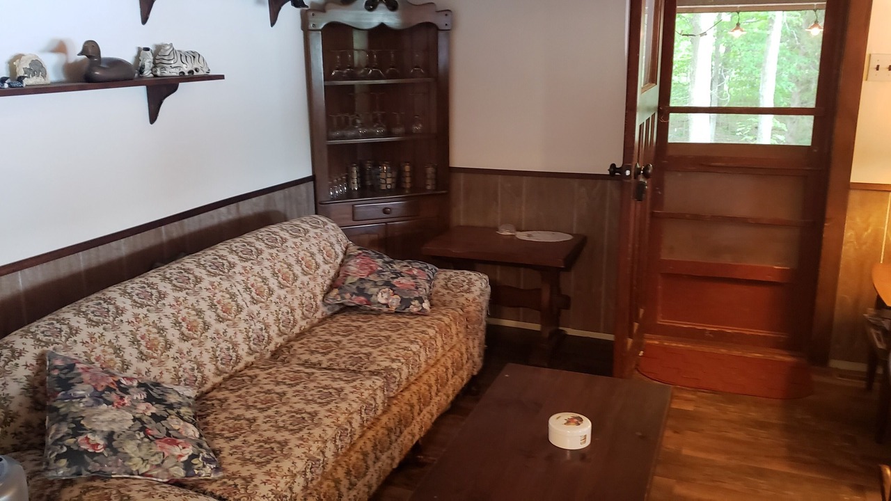 Photo of Livingroom in Central Frontenac