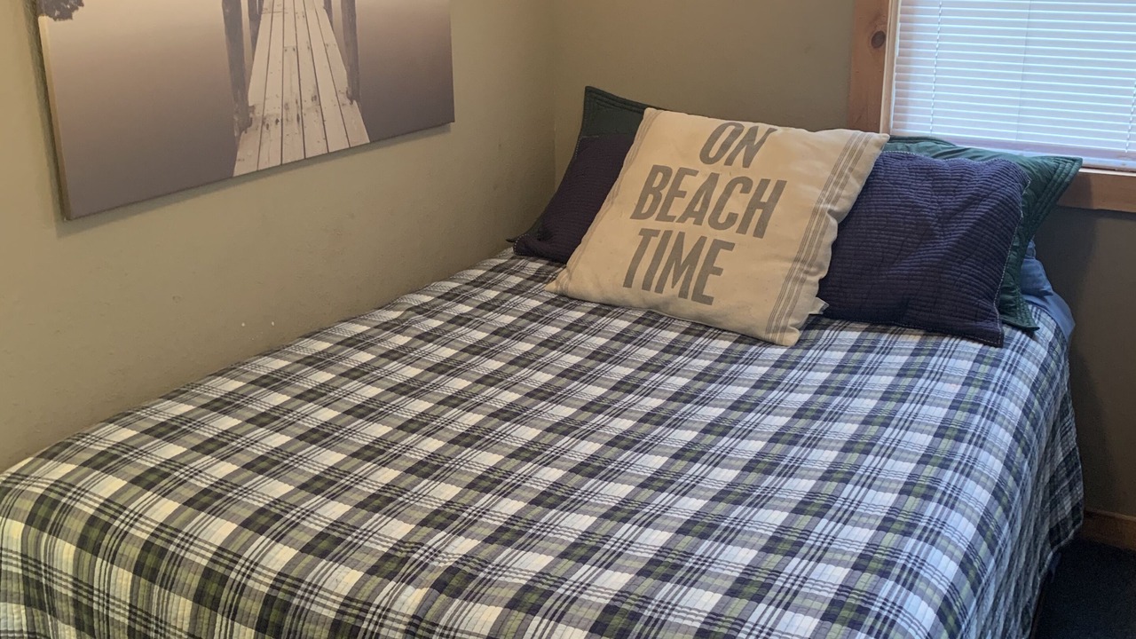 Photo of Bedroom in Maple Lake