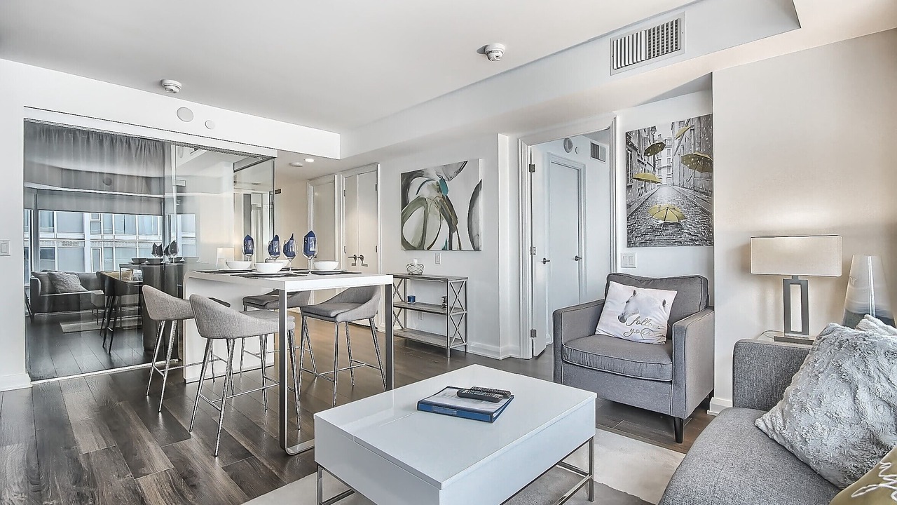 Photo of Livingroom in Bloor-Yorkville