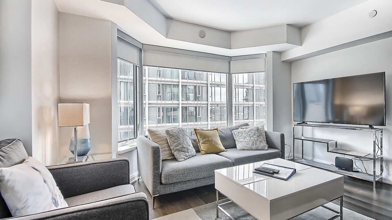 Photo of Livingroom in Bloor-Yorkville