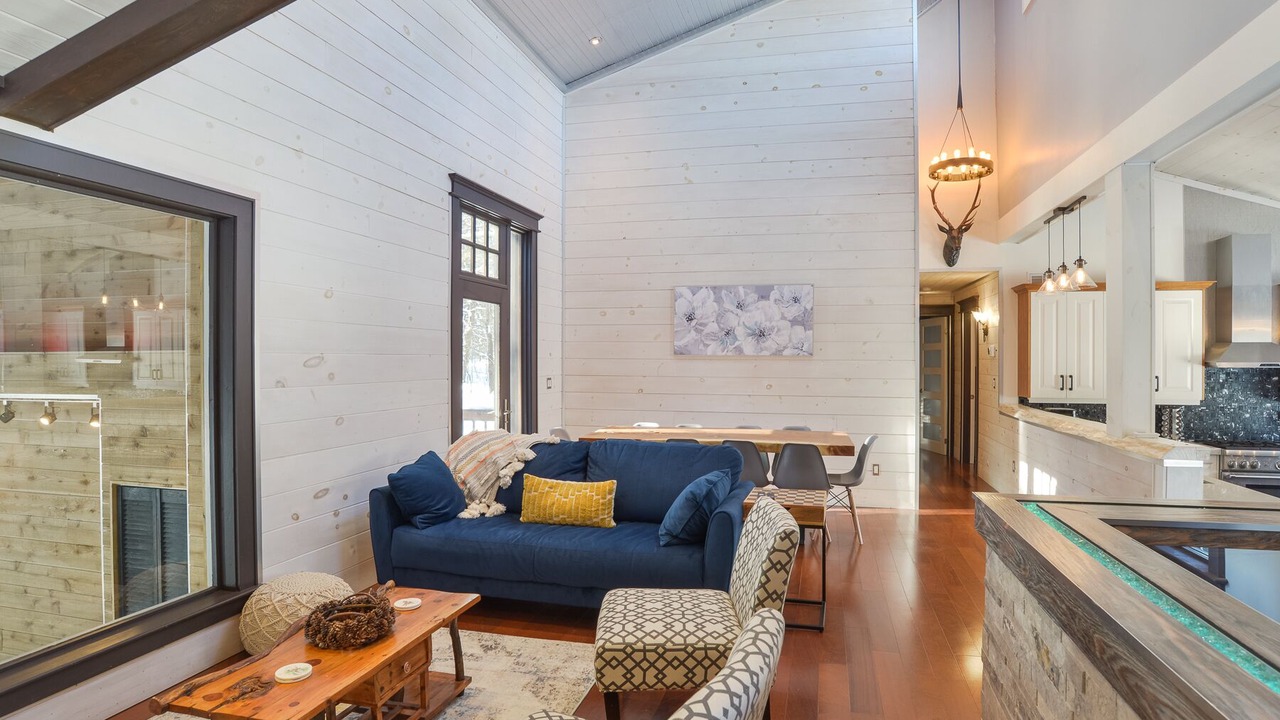 Photo of Livingroom in Lake of Bays