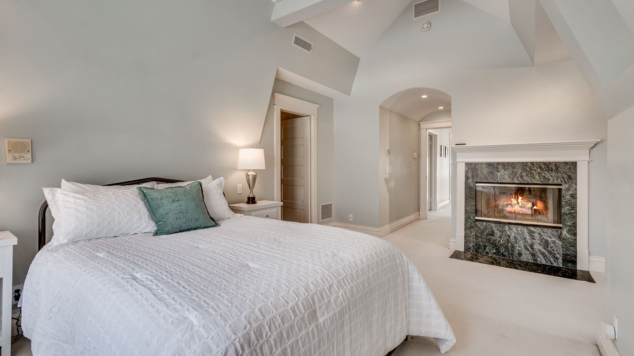 Photo of Livingroom in Summit - University