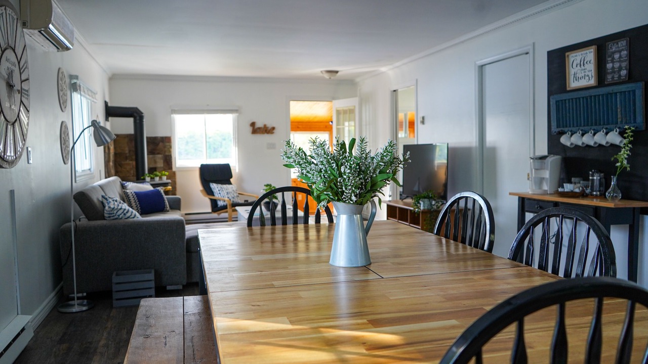 Photo of Livingroom in Front of Yonge