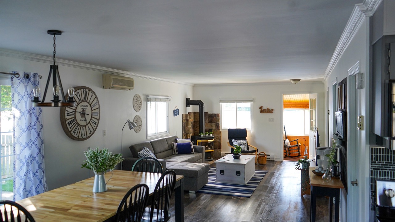 Photo of Livingroom in Front of Yonge