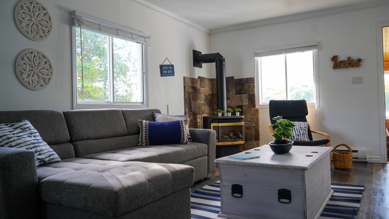 Photo of Livingroom in Front of Yonge