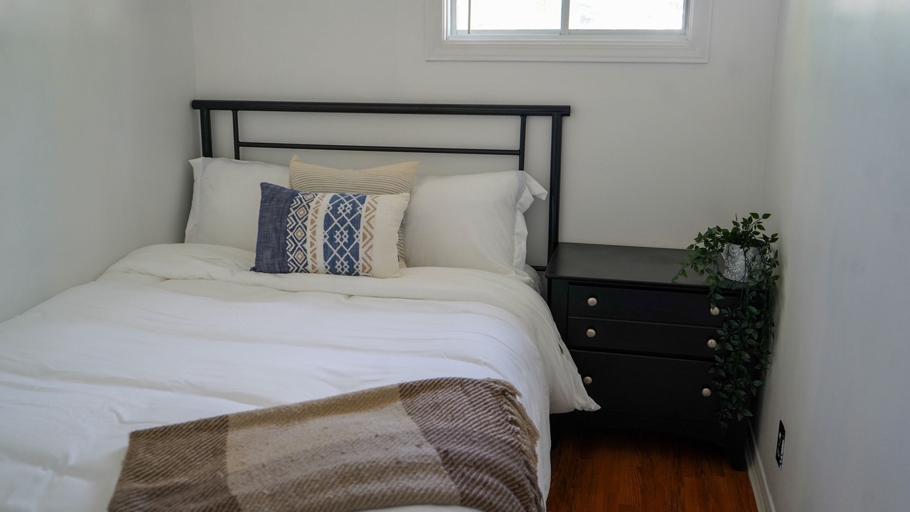 Photo of Bedroom in Front of Yonge