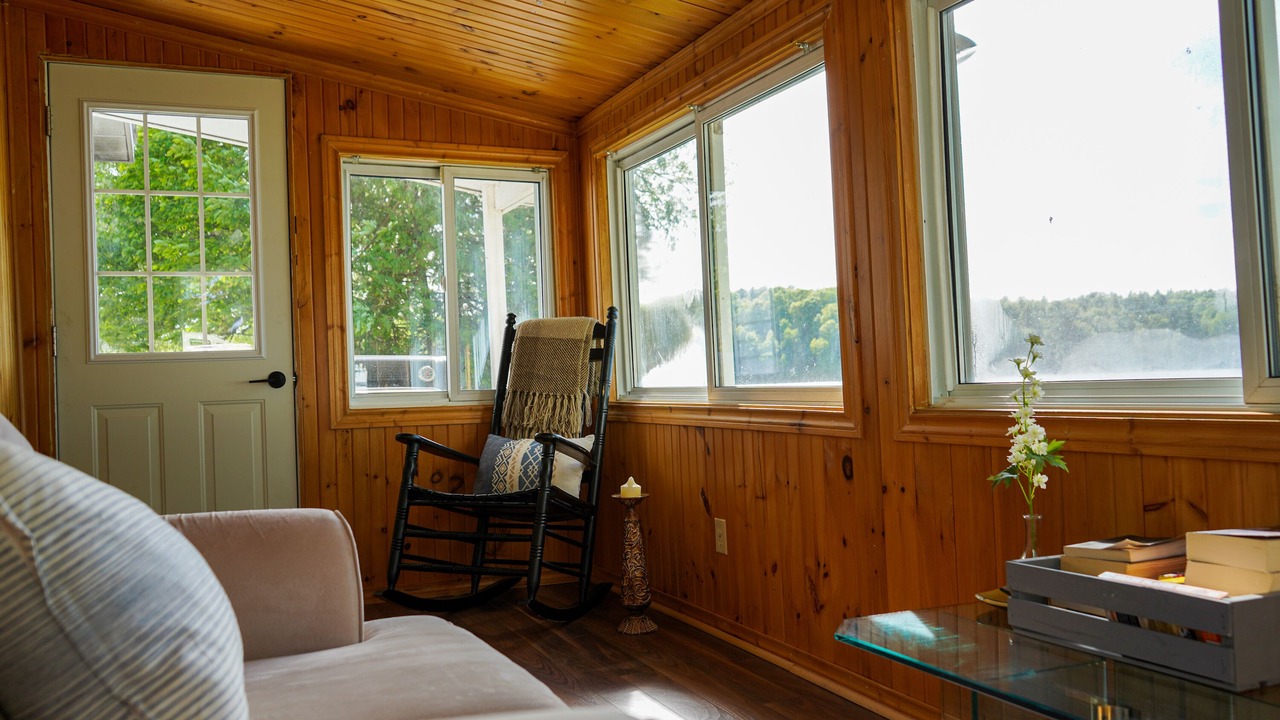 Photo of Livingroom in Front of Yonge