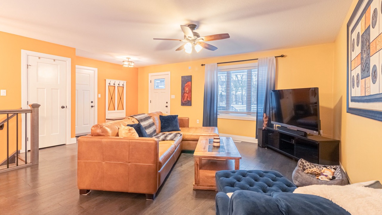 Photo of Livingroom in Grand Bend